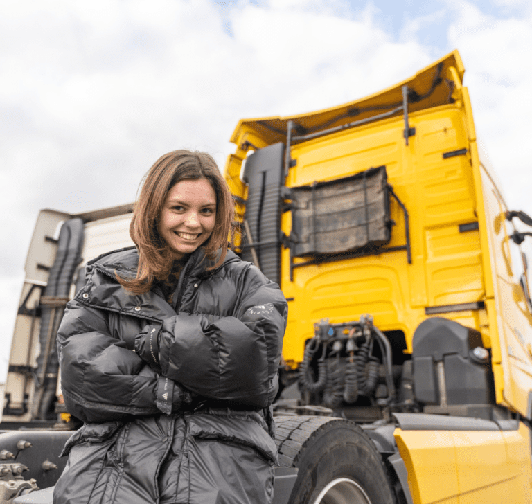En la imagen se muestra una mujer conductora de camión
