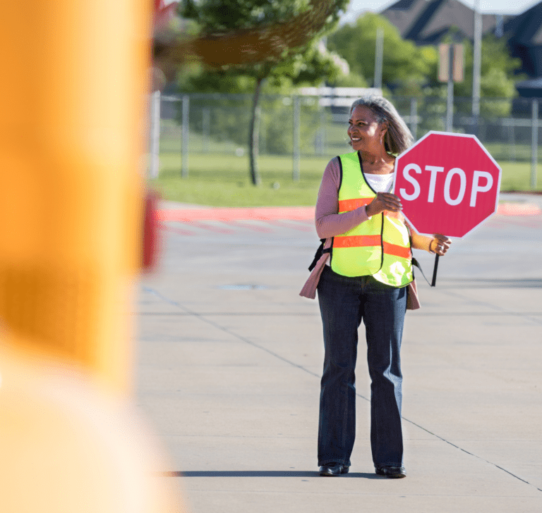 En la imagen se muestra una señal de alto