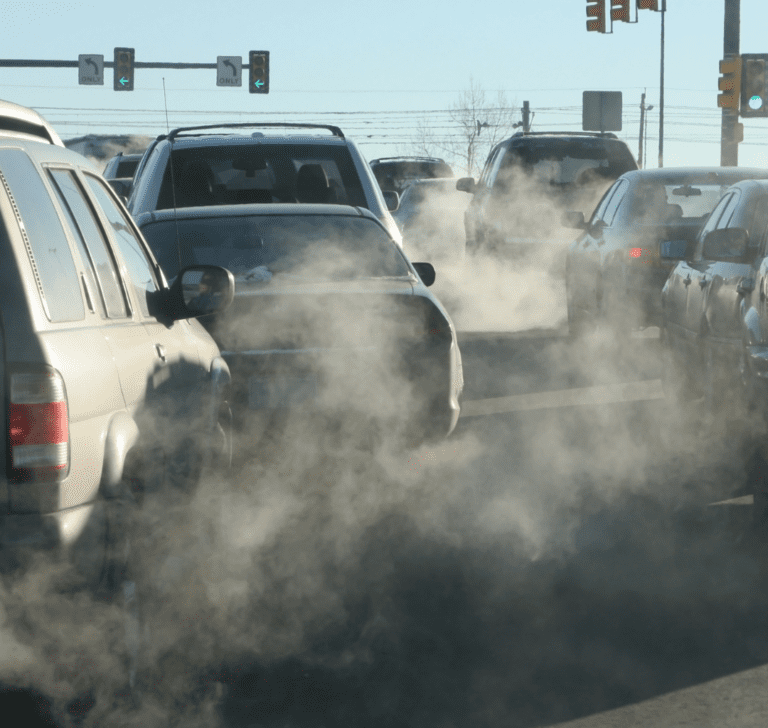 En la imagen se muestra la contaminación del tráfico