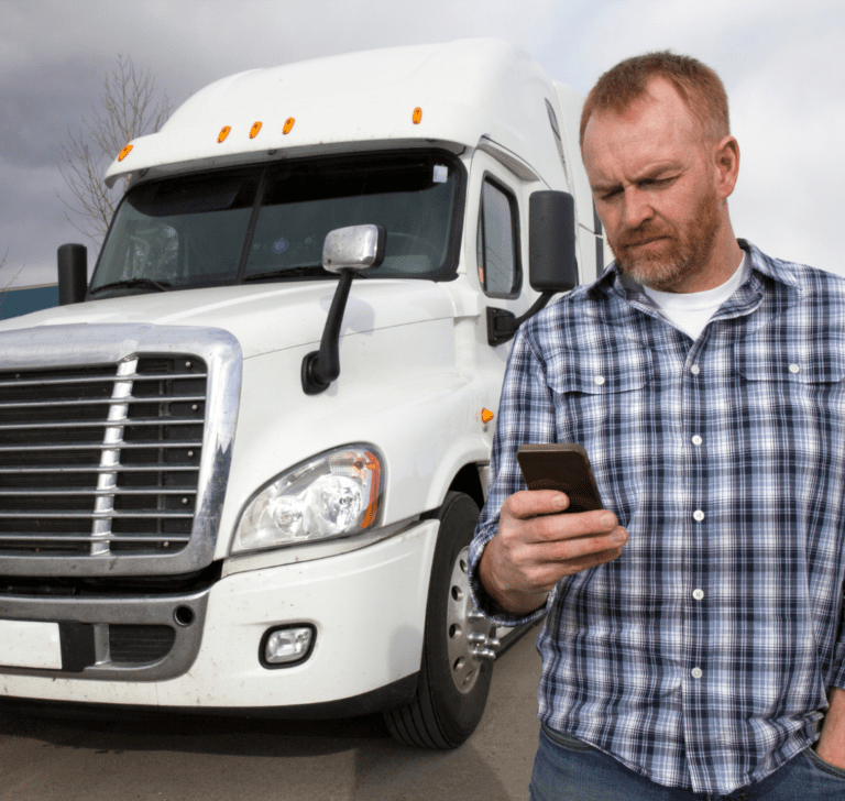 En la imagen se muestra un camionero confundido