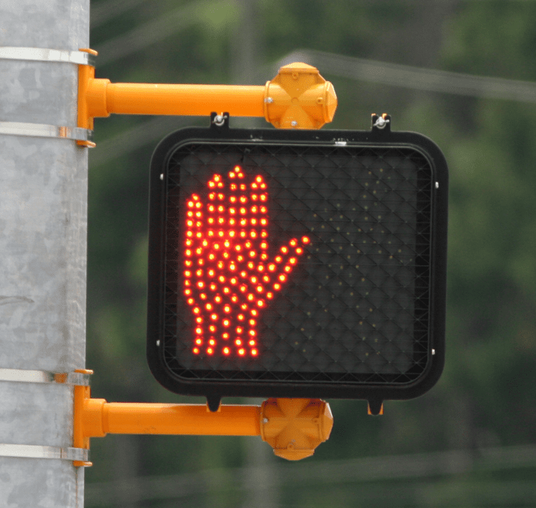 En la imagen se muestra una señal de alto