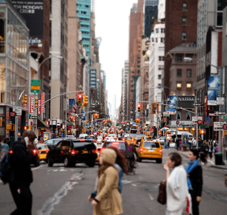 En la imagen se muestra gente caminando en Nueva York