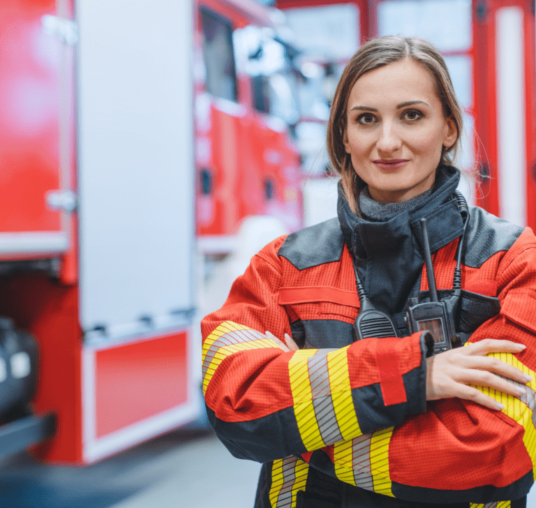 En la imagen se muestra un conductor de camión de bomberos