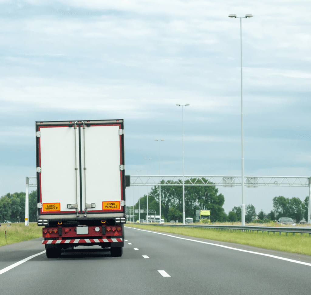 En la imagen se muestra un camión en carretera