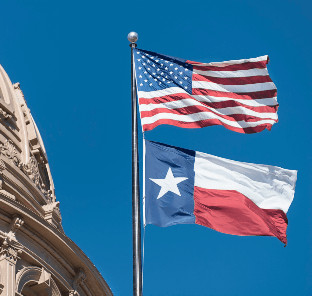 En la imagen se muestra la bandera de Estados Unidos y de Texas
