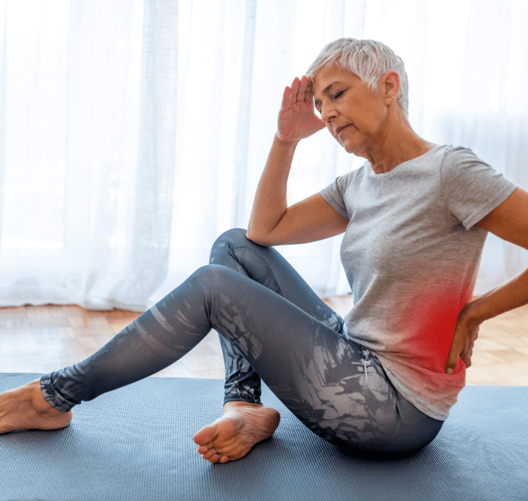 En la imagen se muestra una mujer con dolor de espalda