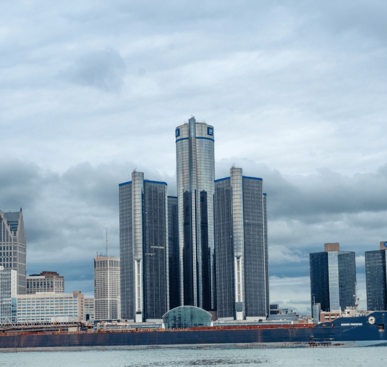 En la imagen se muestra el edificio de la empresa General Motors