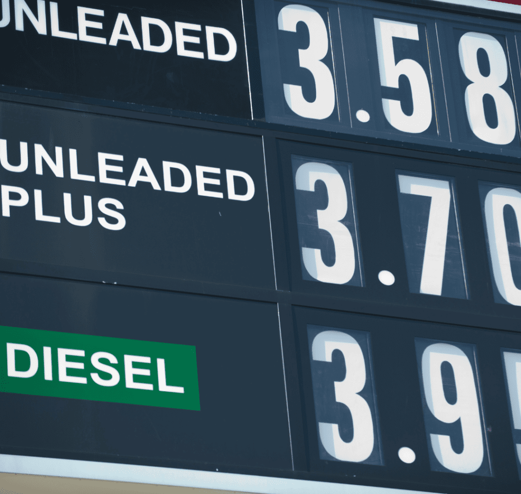 En la imagen se muestran precios variados de combustible