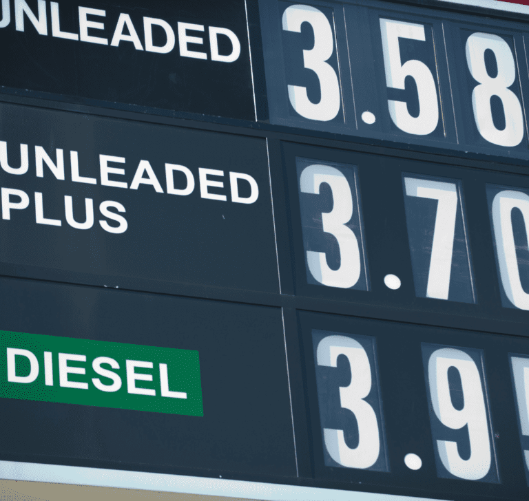 En la imagen se muestran precios variados de combustible