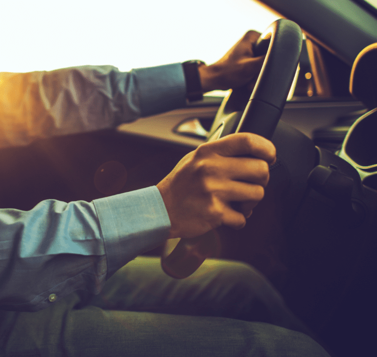 En la imagen se muestra una persona conduciendo