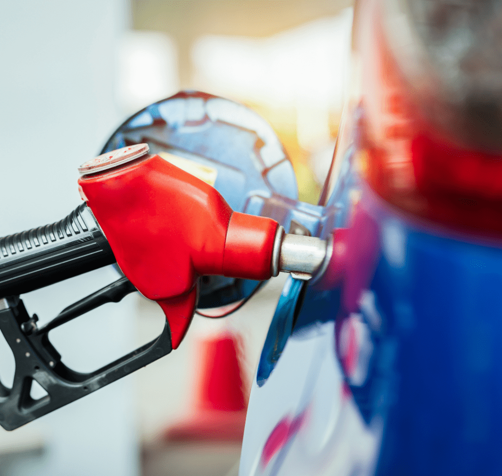 En la imagen se muestra un vehículo recargando combustible