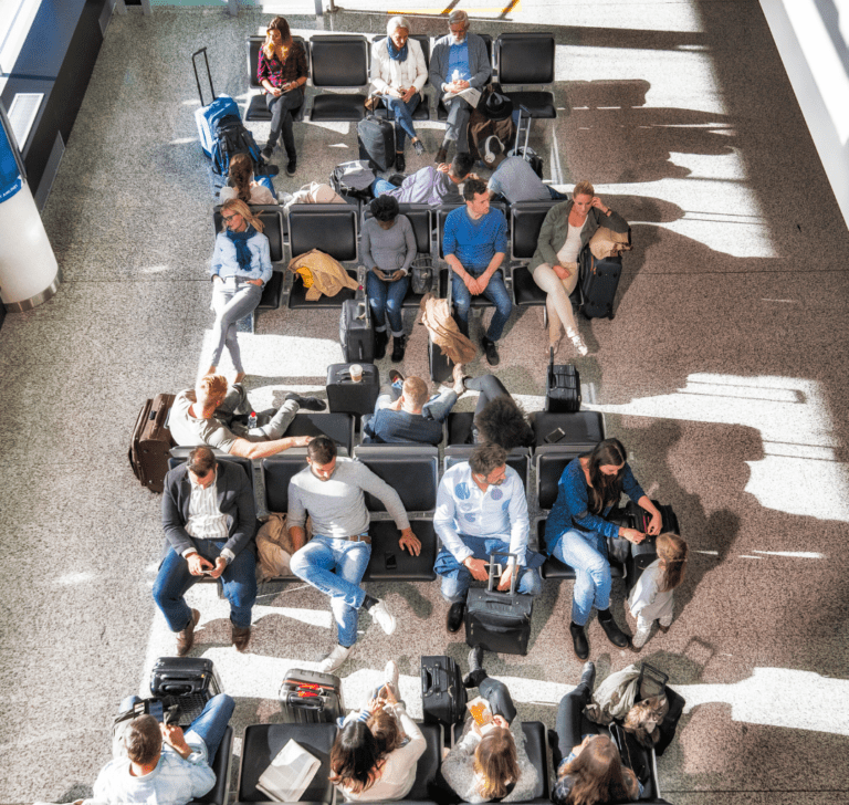 En la imagen se muestra gente esperando en un aeropuerto