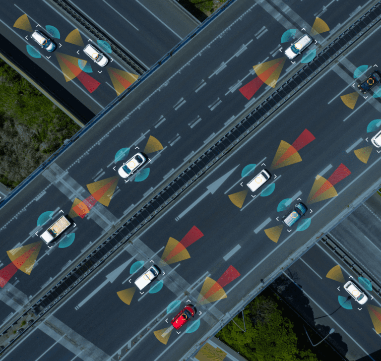 En la imagen se muestran vehículos con sistemas de conducción parcialmente automatizada