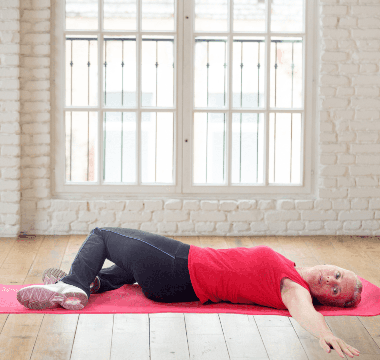 En la imagen se muestra un estiramiento para la espalda