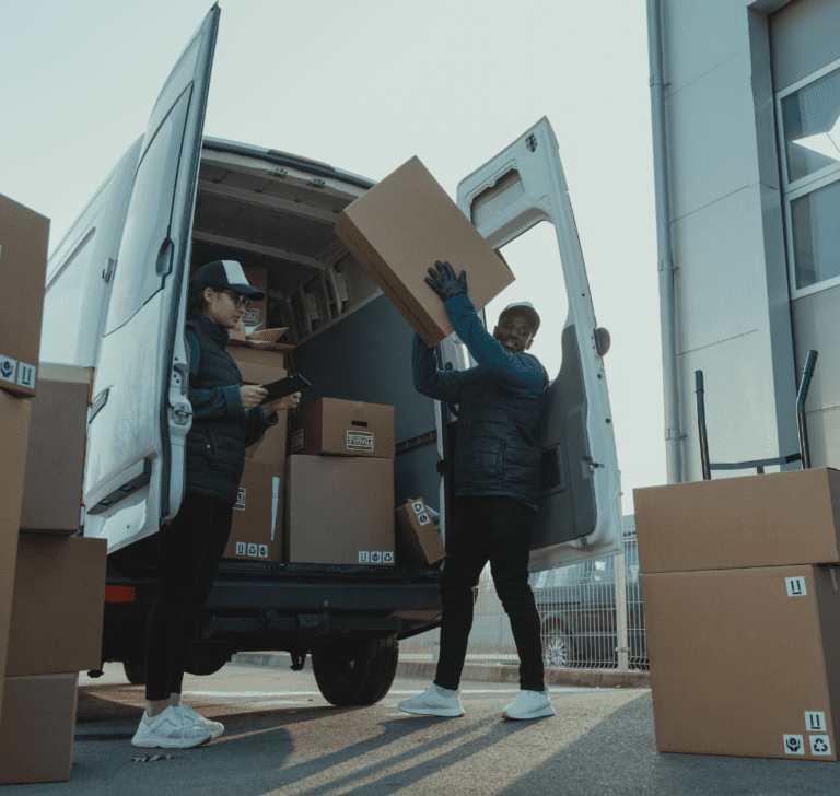 En la imagen se muestran camioneros repartidores
