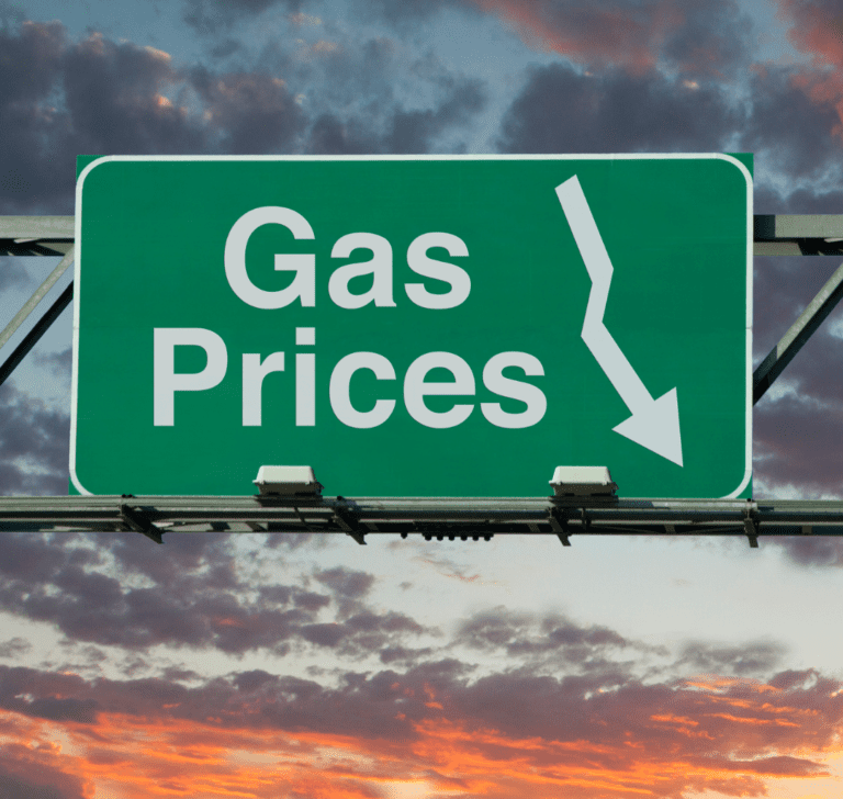 En la imagen se muestra un letrero que se lee "Gas Prices"
