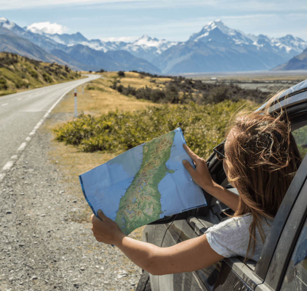 En la imagen se muestra una persona viajando en carretera