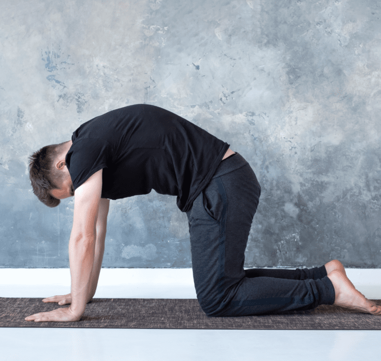 En la imagen se muestra un estiramiento para la espalda