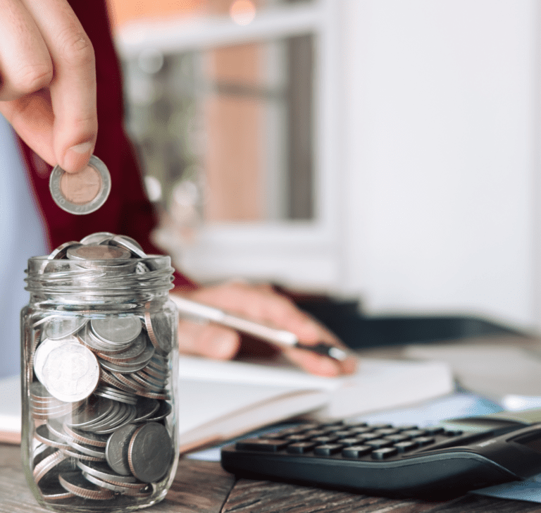 En la imagen se muestra un frasco de ahorros