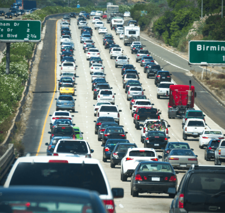 En la imagen se muestra una carretera con tráfico