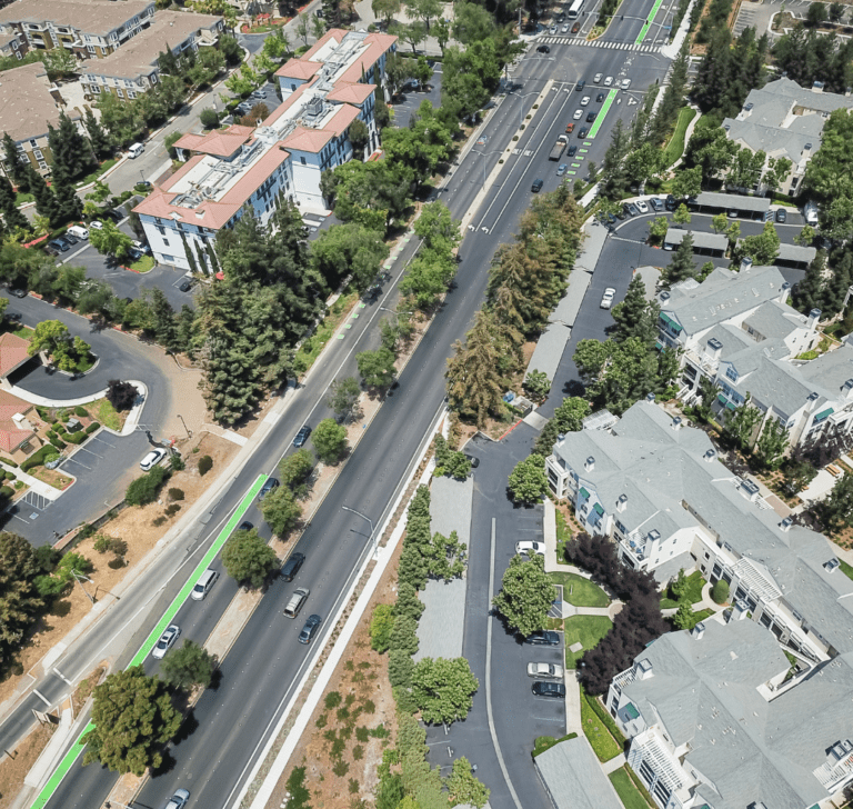 En la imagen se muestra una carretera de California