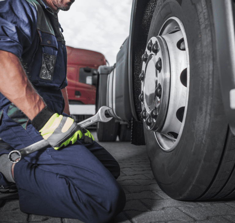 En la imagen se muestra el mantenimiento de un camión