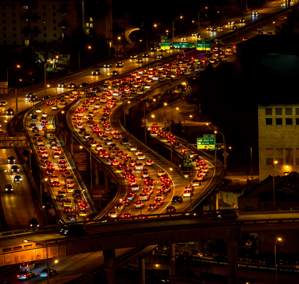 En la imagen se muestra una carretera con tráfico