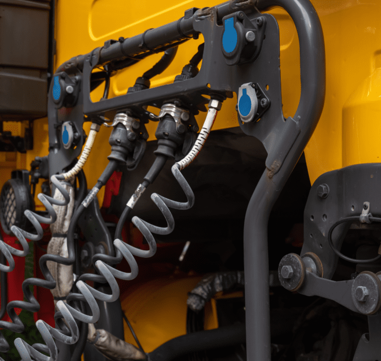 En la imagen se muestra el mantenimiento de un camión