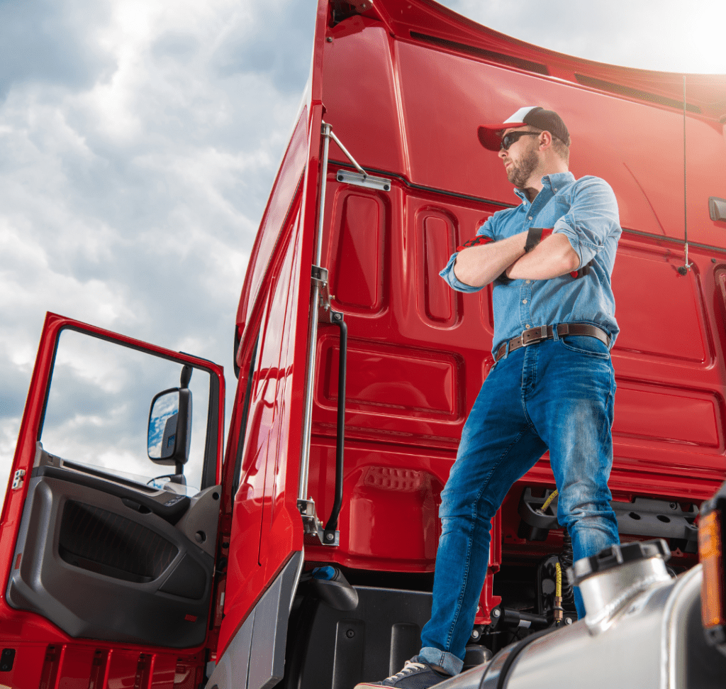 En la imagen se muestra un camionero esperando