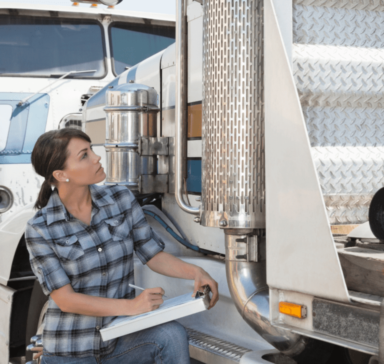 En la imagen se muestra un camionero inspeccionando un camión