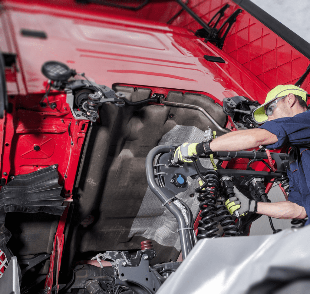 En la imagen se muestra el mantenimiento de un camión