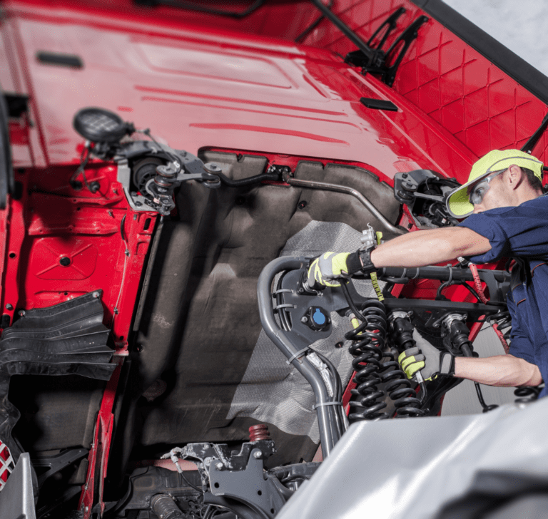 En la imagen se muestra el mantenimiento de un camión
