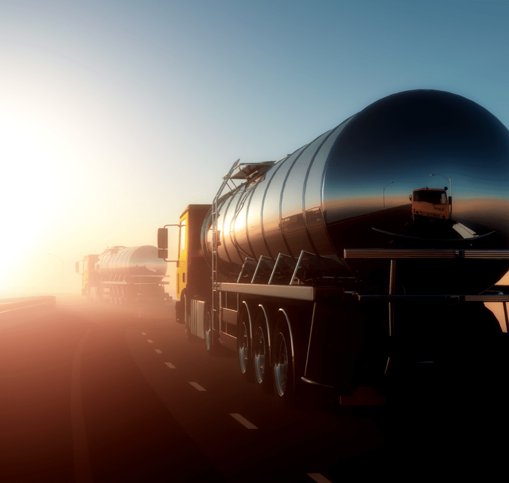 En la imagen se muestran camiones cargando diésel