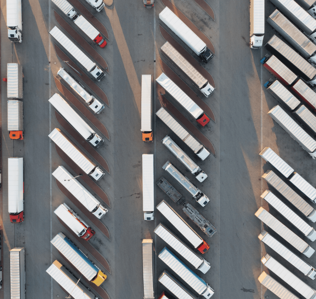 En la imagen se muestra un estacionamiento para camiones
