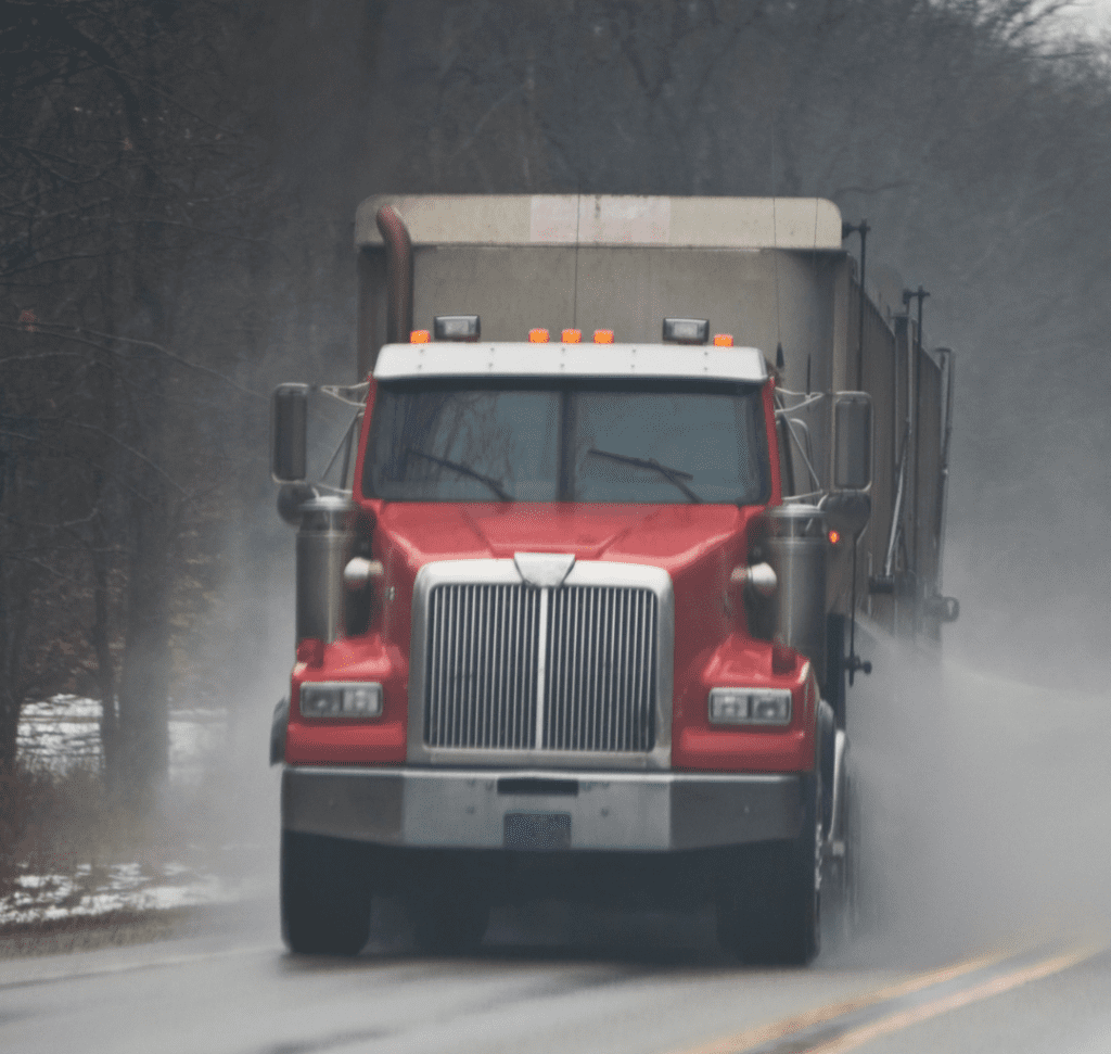 En la imagen se muestra un camión en la lluvia