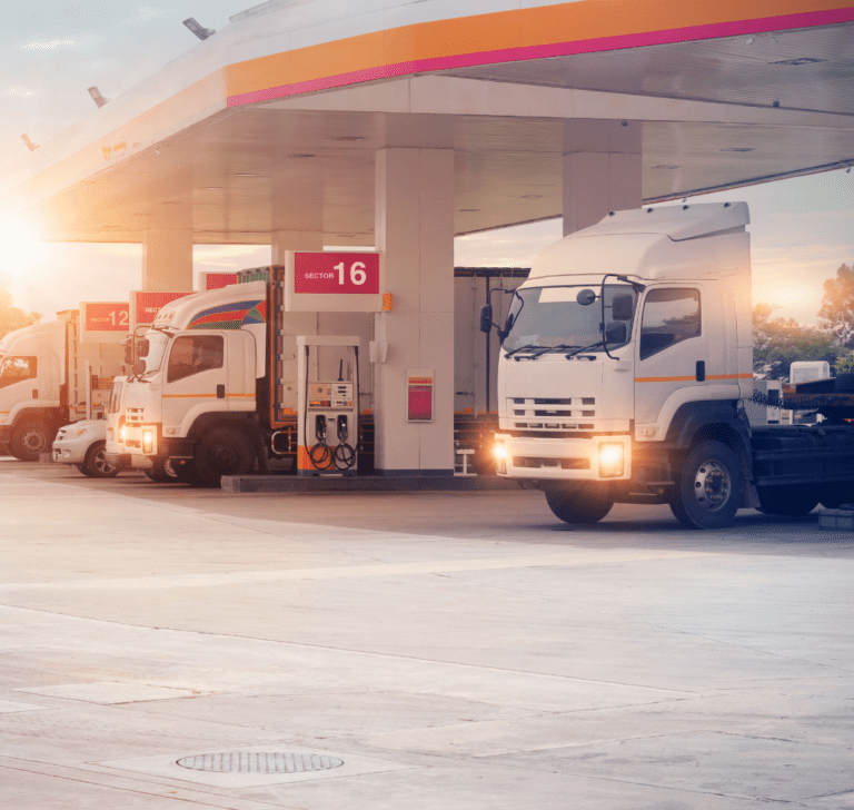En la imagen se muestran camiones cargando diésel