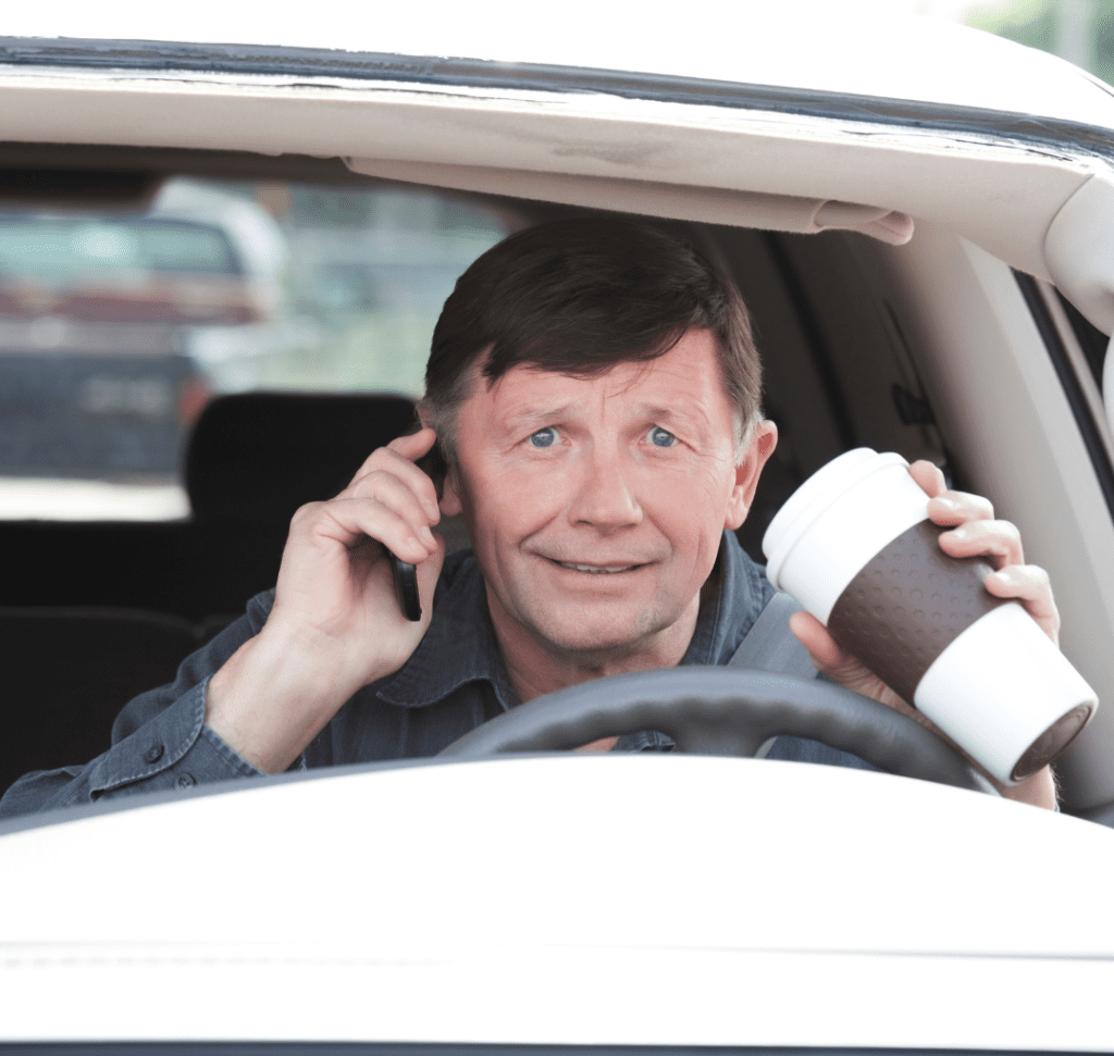 En la imagen se muestra un conductor distraído