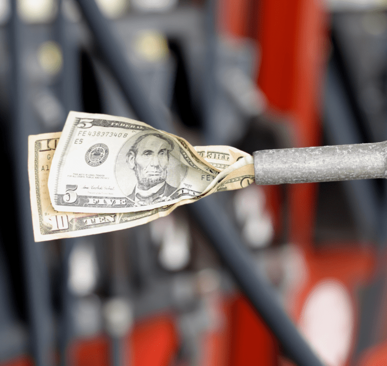 En la imagen se hace alusión al precio del combustible