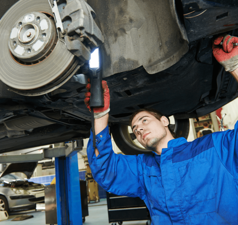 En la imagen se muestra una inspección de frenos