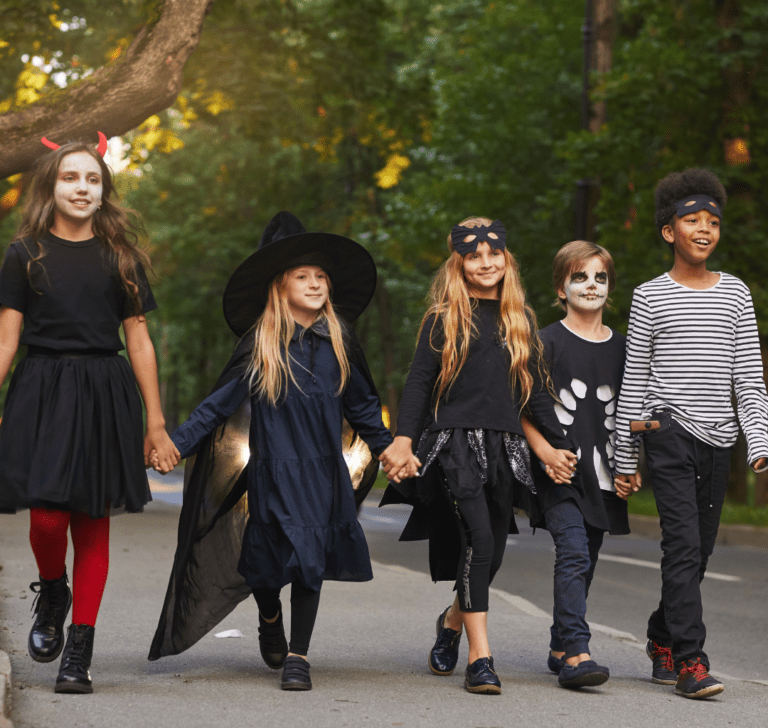 En la imagen se muestran niños disfrazados
