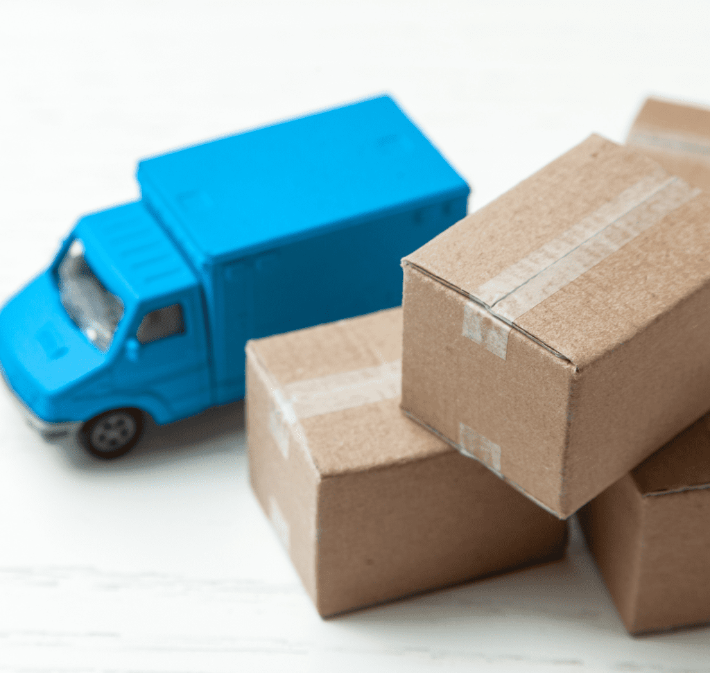 En la imagen se muestra un camión con cajas de mercancía