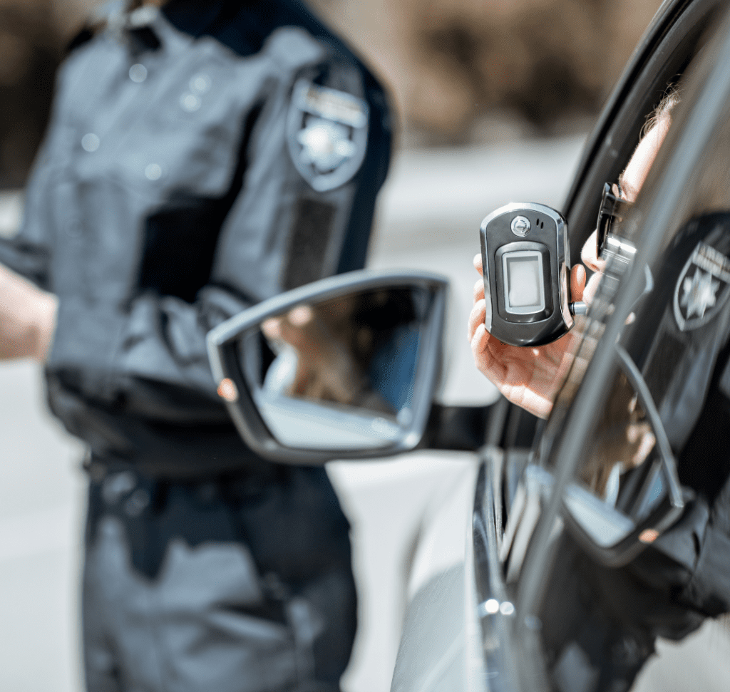 En la imagen se muestra un conductor bajo la influencia del acohol