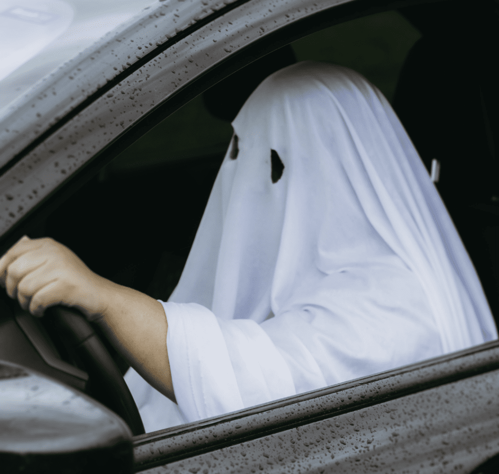En la imagen se muestra un conductor disfrazado de fantasma