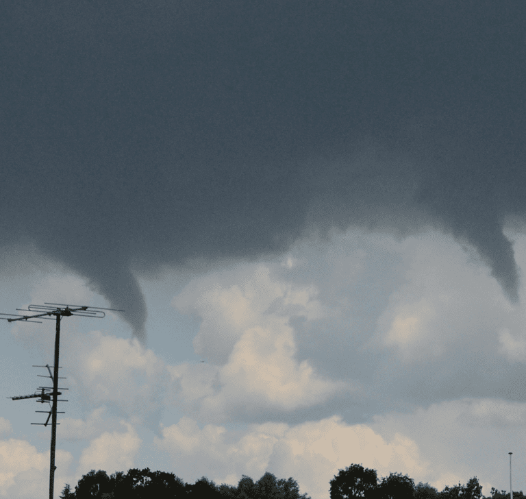En la imagen se muestra un tornado