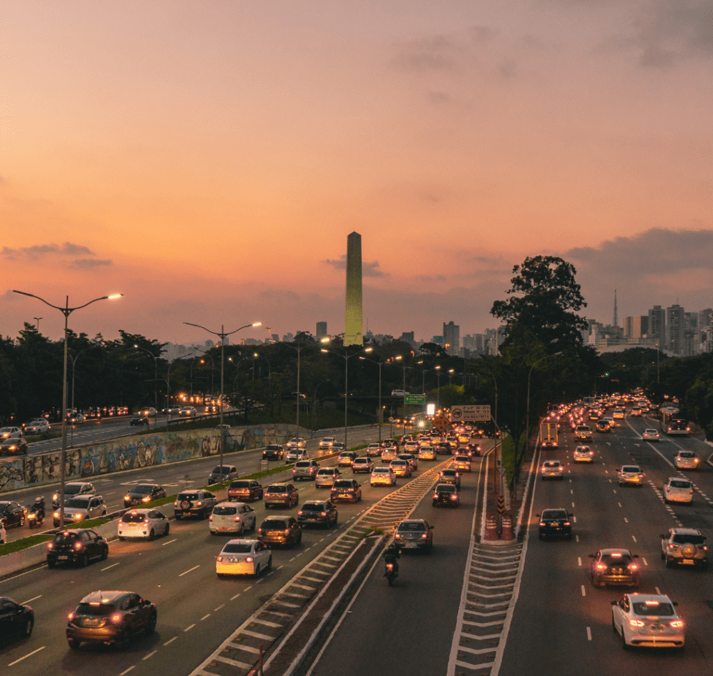 En la imagen se muestran vehículos en carretera