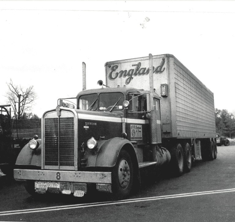 En la imagen se muestra un camión viejo de C.R. England