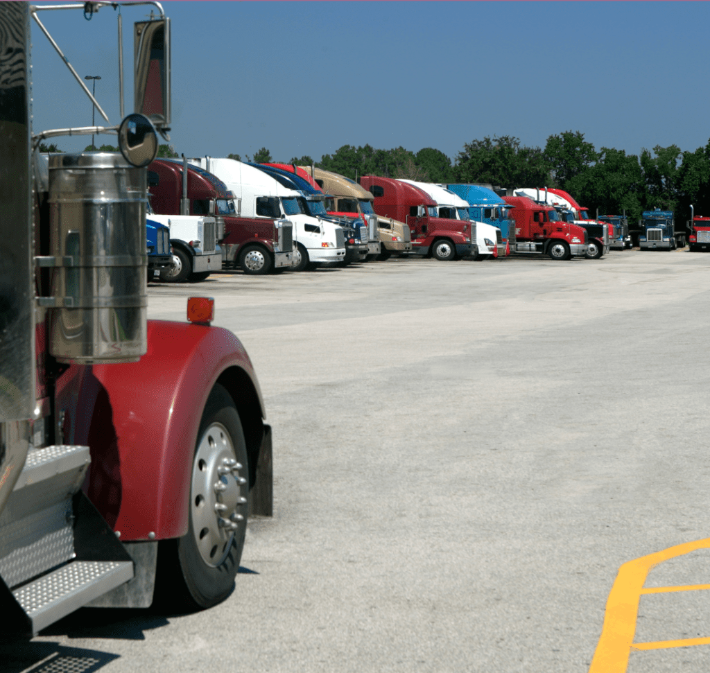 En la imagen se muestran camiones en un estacionamiento