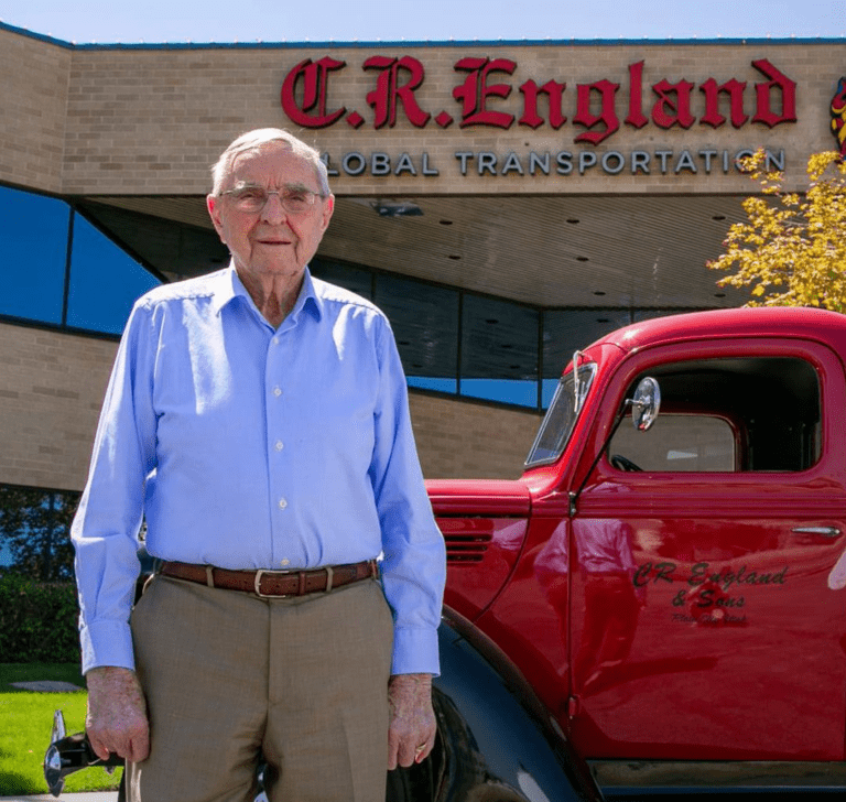 En la imagen se muestra Gene England