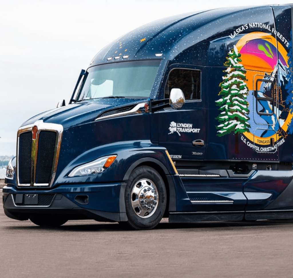 En la imagen se muestra el camión que transportará el árbol de Navidad del Capitolio