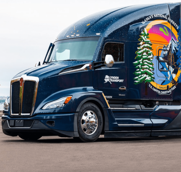En la imagen se muestra el camión que transportará el árbol de Navidad del Capitolio